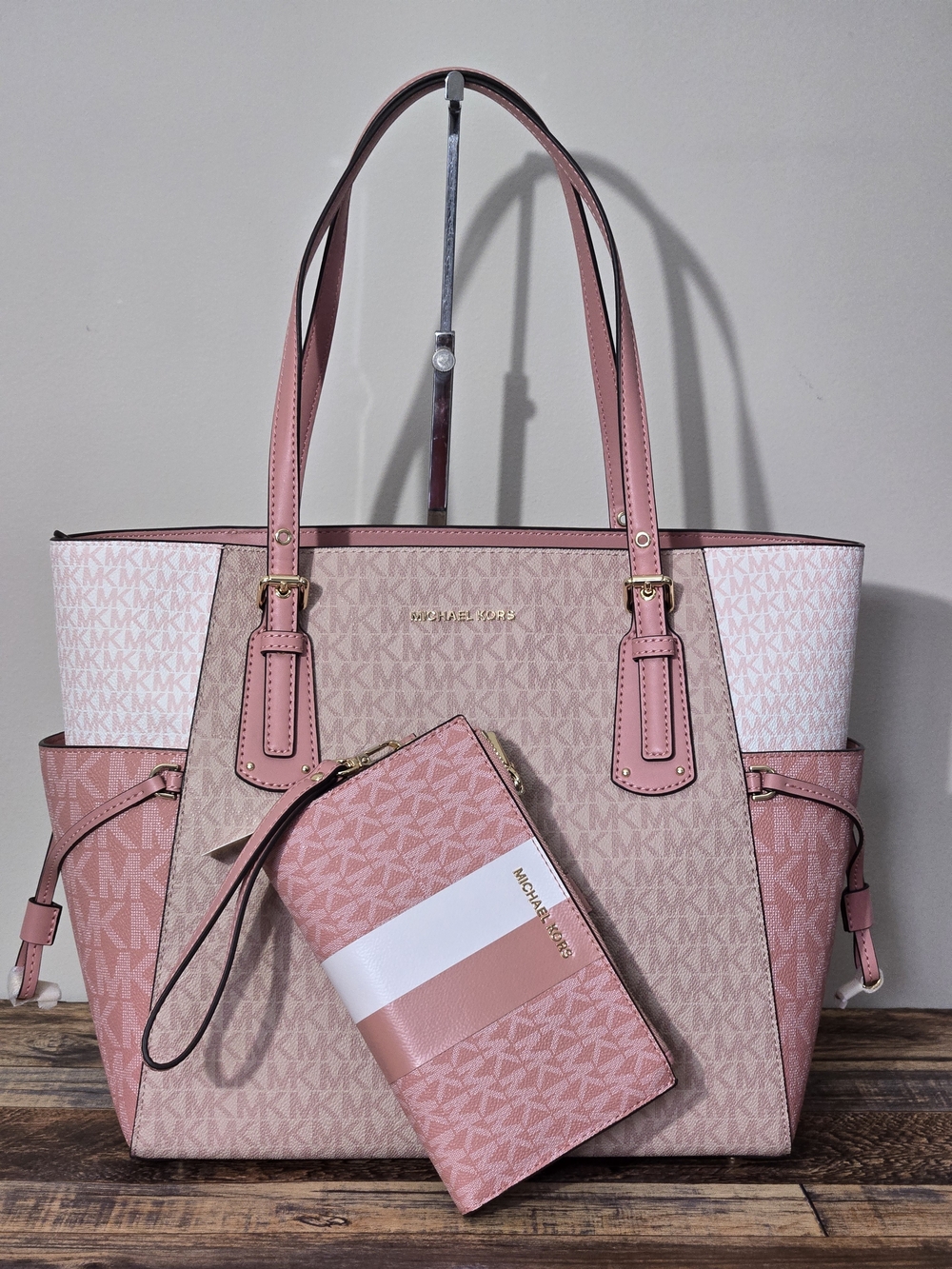 NWT Michael Kors Voyager East West Tote And Wallet Set